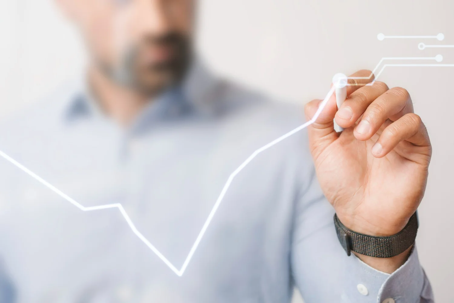 Pessoa desenha gráfico de crescimento para representar investimentos seguros
