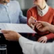 Casal analisa contrato com consultor antes de contratar um consórcio confiável