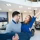 Casal comemora carro conquistado por sorteio ou lance consórcio em uma concessionária