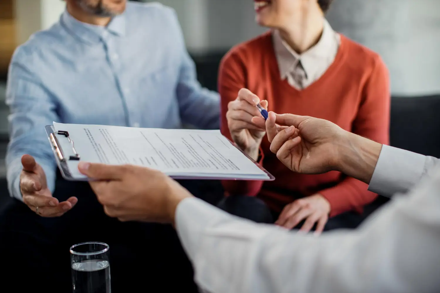 Casal conversa com consultor sobre contrato e diferentes tipos de consórcio
